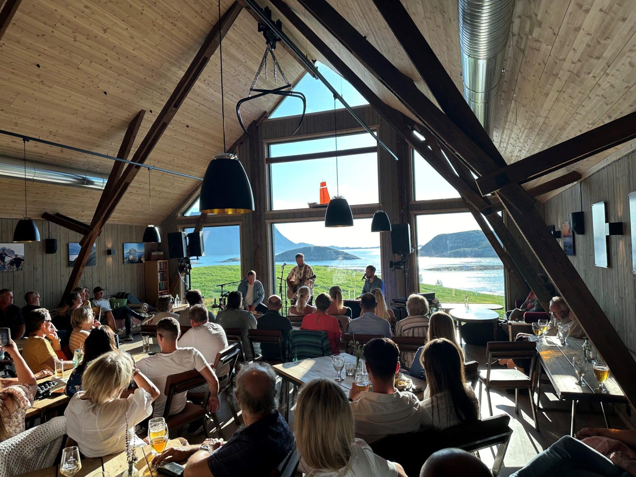 Frokost, lunsj og middag i vakre omgivelser på Vega. Perfekt for grupper, feiringer og hyggelige måltider ved havet.