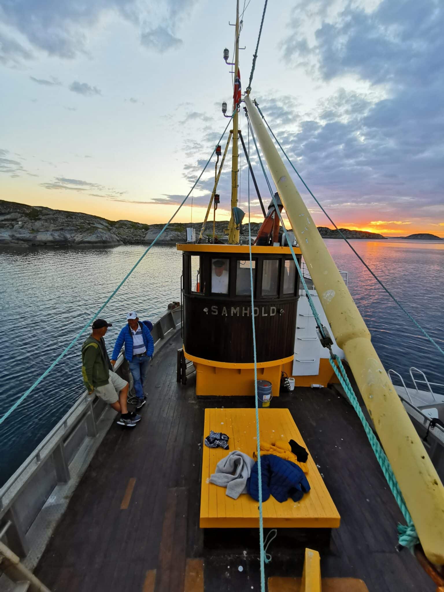 Avreise fra Tangvika kl. 14.00. Lån fiskeutstyr og prøv fiskelykken underveis. Turen varer ca. 3 timer.