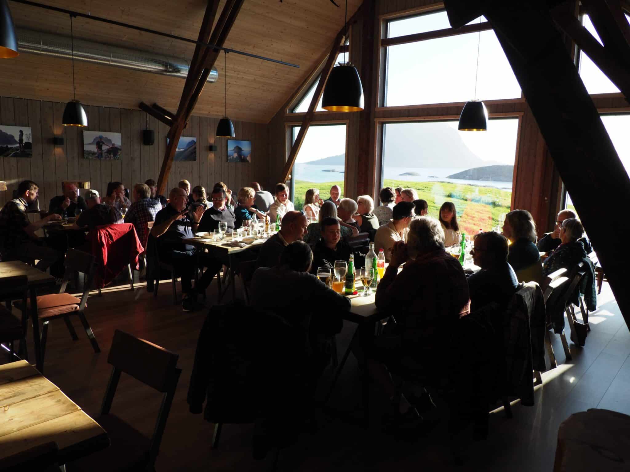 Nyt lokal mat og havutsikt i sjarmerende omgivelser. Frokost, lunsj og middag – rett ved Base Camp Vega.