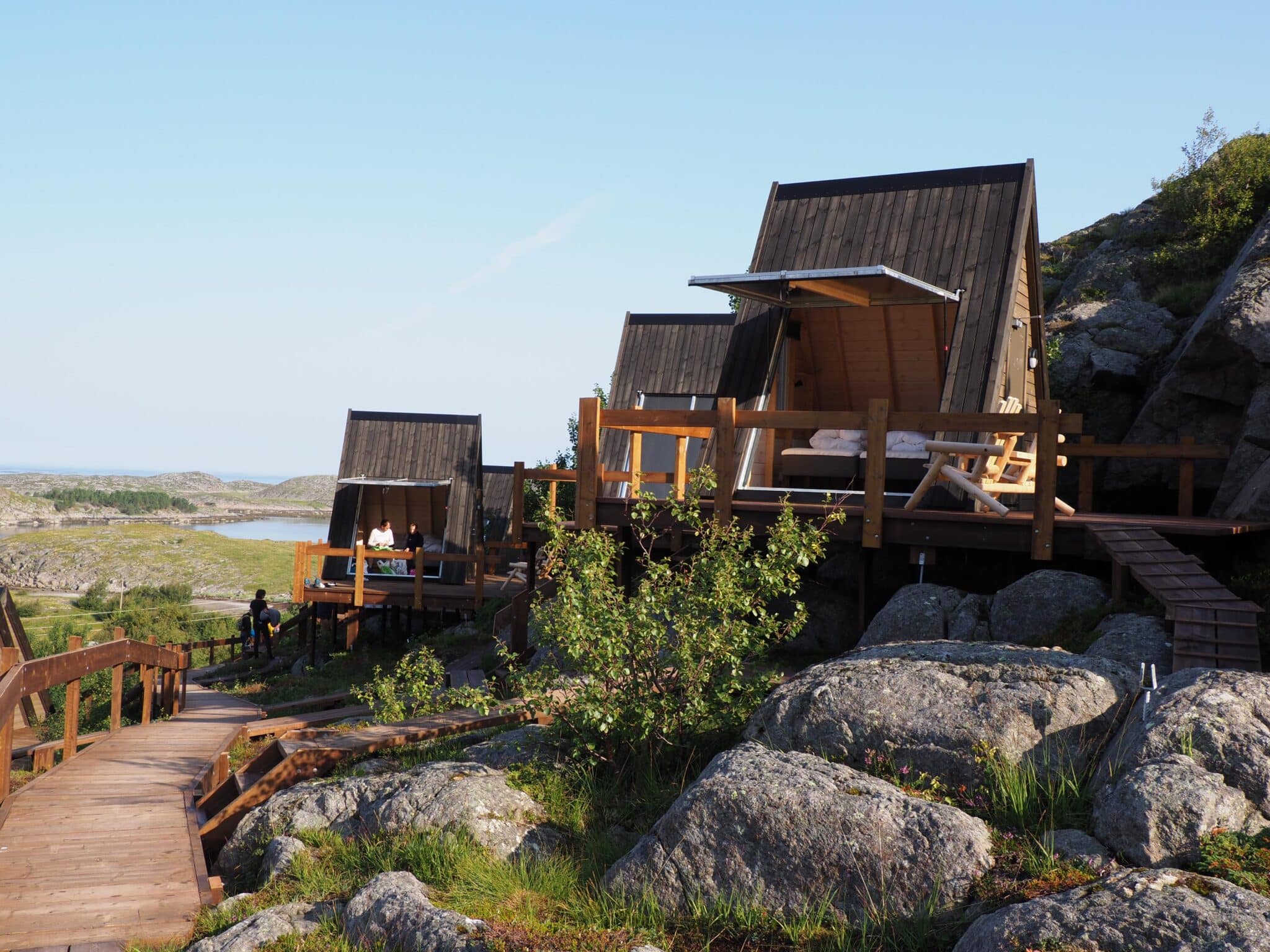 Utforsk Vega med Via Ferrata, guidede turer, øyhopping og god mat. Sov tett på naturen – midt i verdensarven.