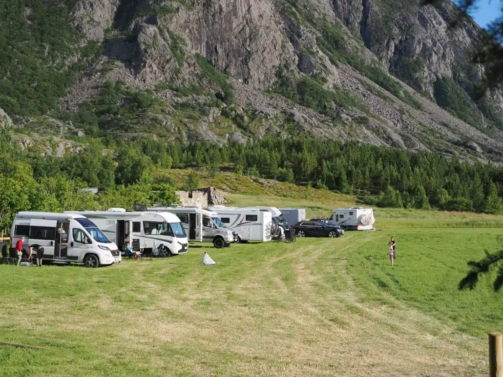 Bobiler parkert hos Base Camp Vega på Helgelandskysten