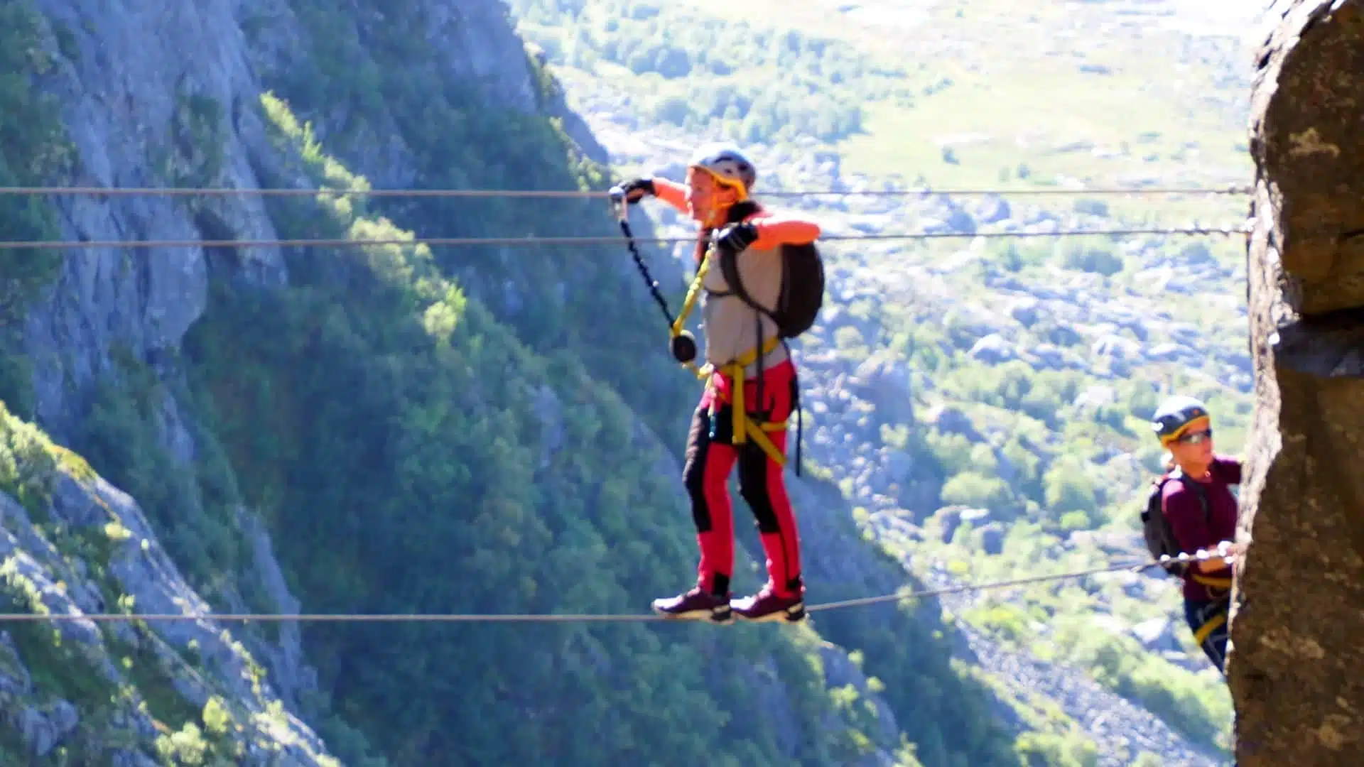 En person klatrer i Ravnfloget Via Ferrata i Nord-Norge